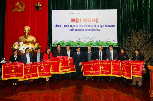 Bộ trưởng Bộ VHTTDL Nguyễn Ngọc Thiện trao Cờ thi đua cho các đơn vị có thành tích xuất sắc trong năm 2016